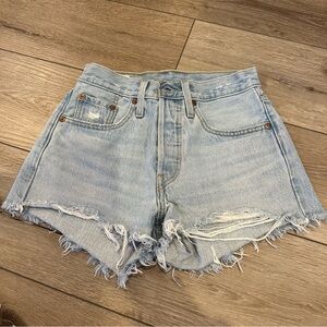 NWOT Levi’s Women's 501 Light Blue Denim Shorts High Waisted Ripped Denim 24